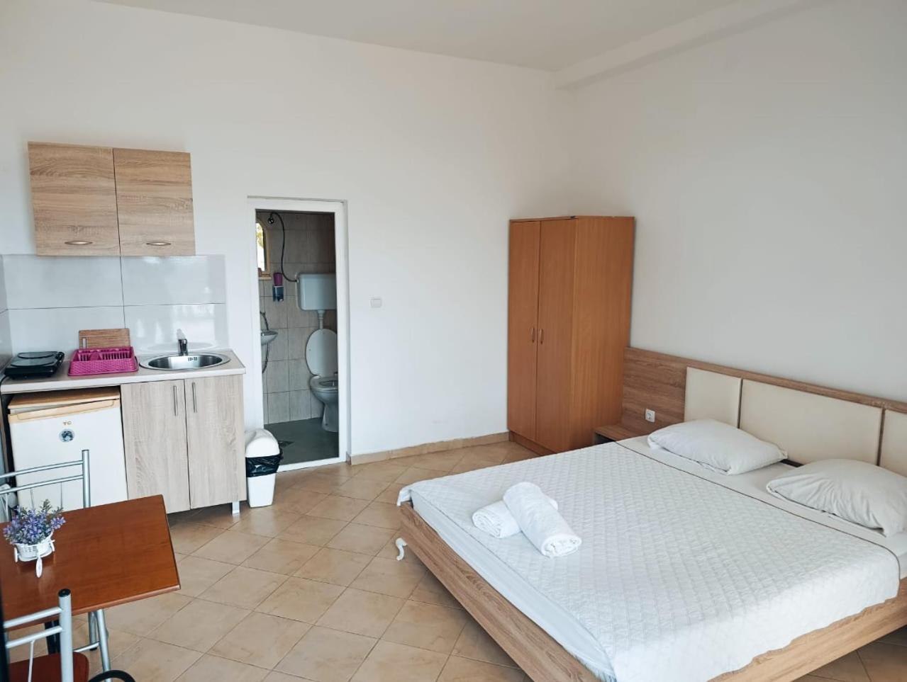 Plaza Apartment *