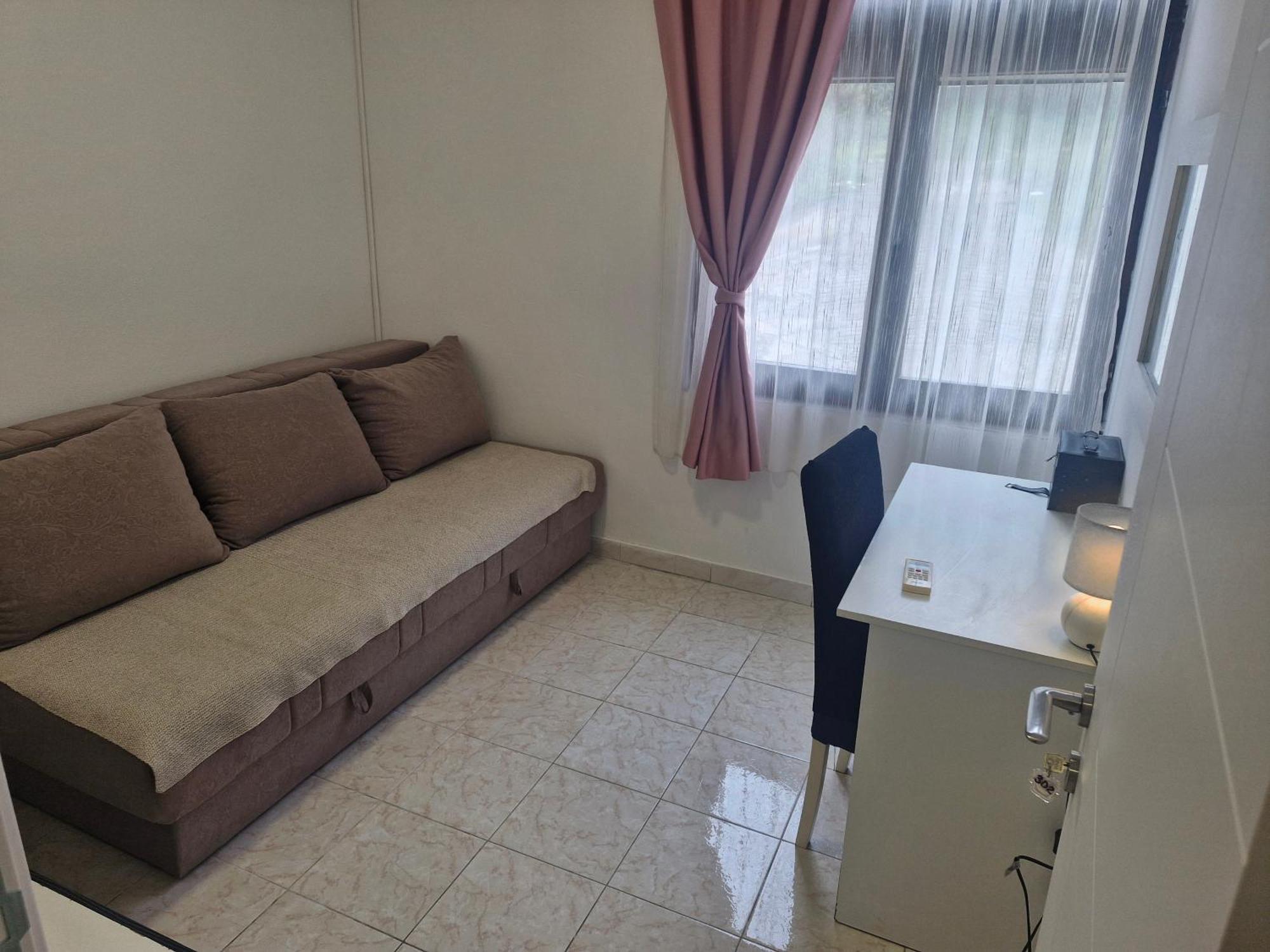 Plaza Apartment *