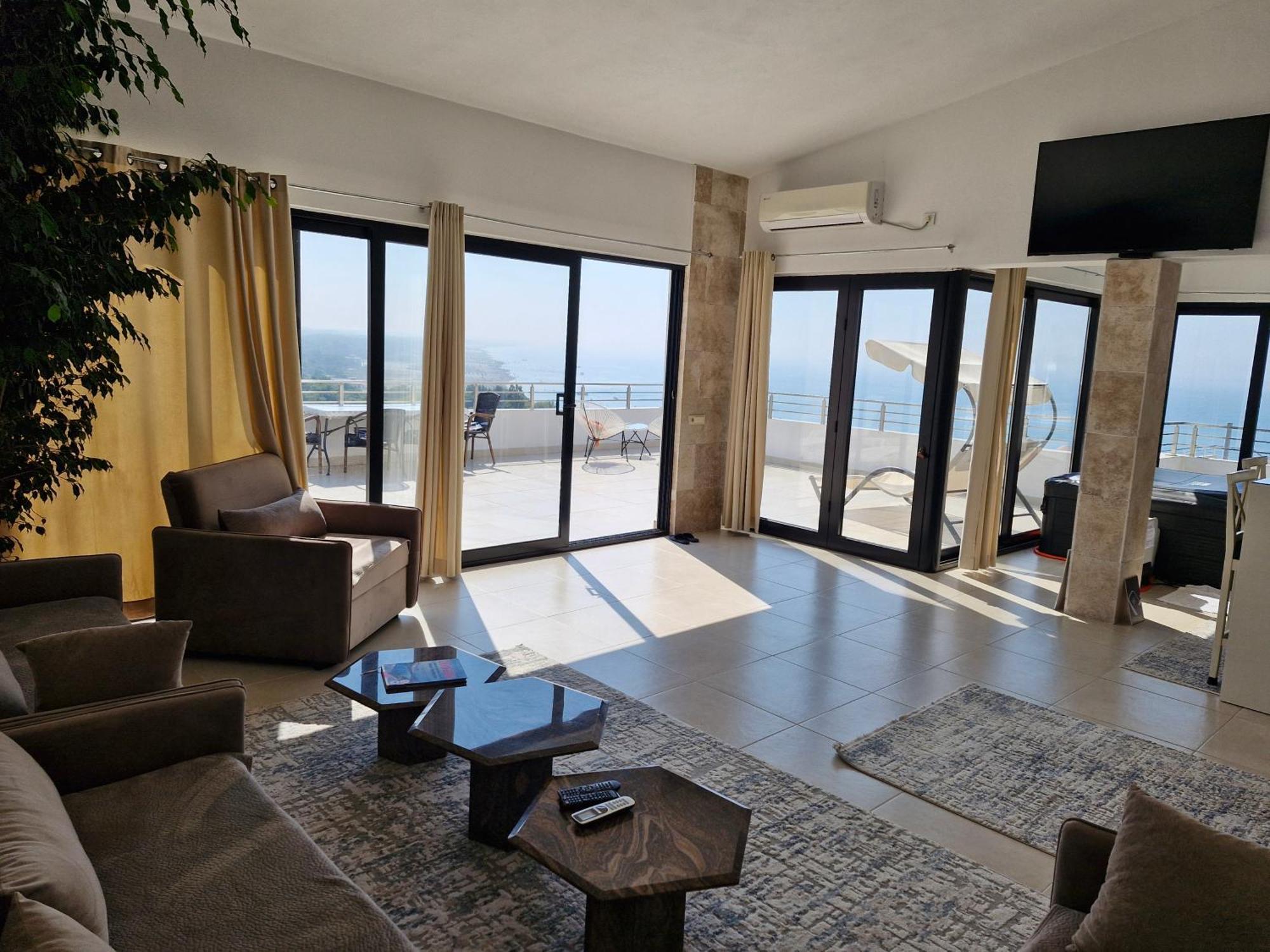 Plaza Apartment *